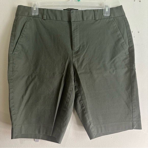 Banana Republic Women's Army Green Chino Khaki Fla Mid Thigh Shorts - Picture 2 of 4